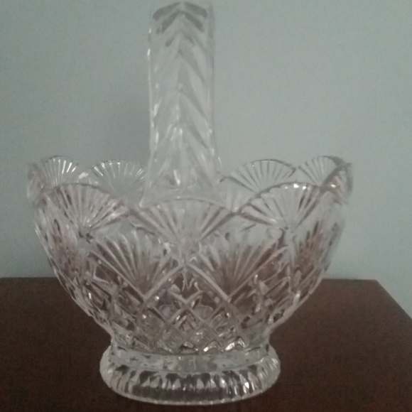 Etched/scalloped crystal basket - Picture 1 of 4